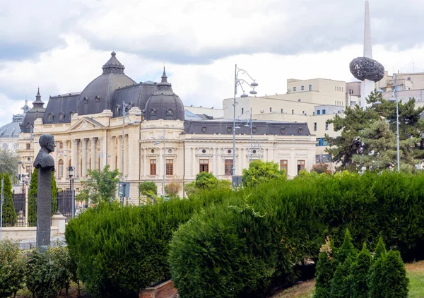 罗马尼亚布加勒斯特中央大学图书馆的门面和 Corneliu Coposu 纪念碑 — 图库照片