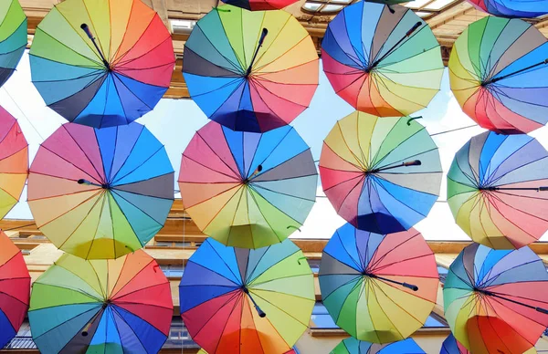 Ulice Bukurešti Pokrytý Mnoha Barevné Deštníky Barevné Pozadí Rumunsko — Stock fotografie