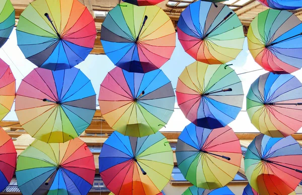 Rue Bucarest Couverte Nombreux Parasols Colorés Fond Coloré Roumanie — Photo