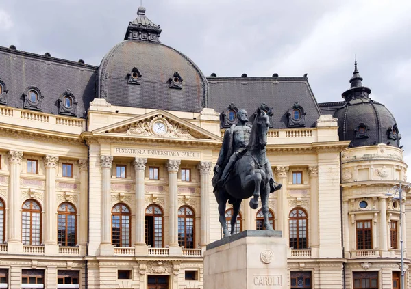 Fassade Der Zentralen Universitätsbibliothek Und Das Denkmal Von Carol Bukarest — Stockfoto