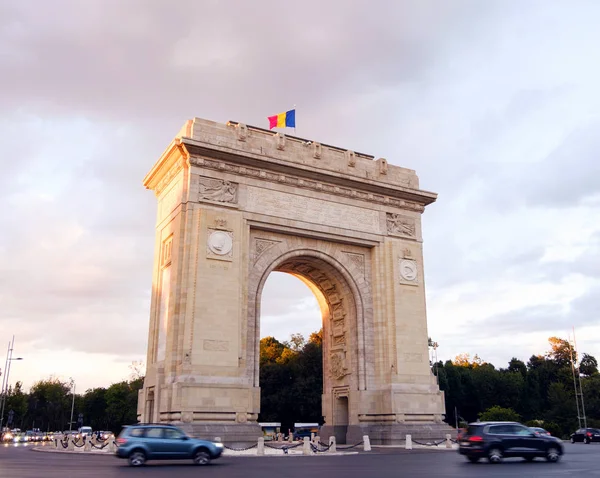 Arco Triunfo Atardecer Con Cielo Rojo Bucarest Rumania — Foto de Stock