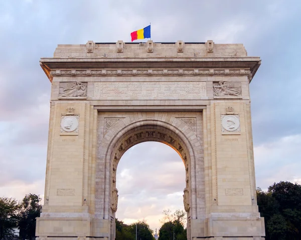 Arco Trionfo Tramonto Con Cielo Rosso Bucarest Romania — Foto Stock