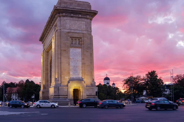 Arco Trionfo Tramonto Con Cielo Rosso Bucarest Romania — Foto Stock