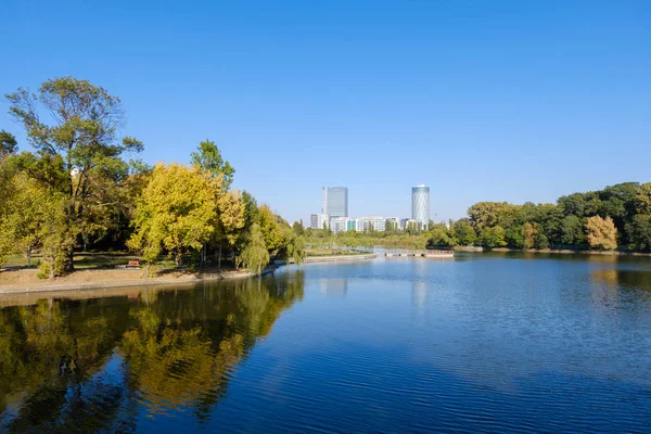 Manzara Herastrau göl güneşli gün, Bucharest, Romanya
