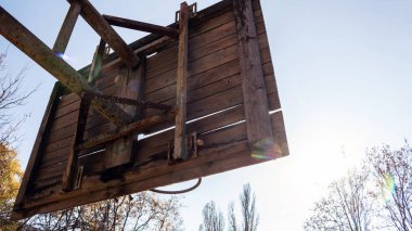 Eski ve yıpranmış basketbol çember. Nostaljik duygular geçmişte. Spor fikir. Güneş fişekleri tarafında