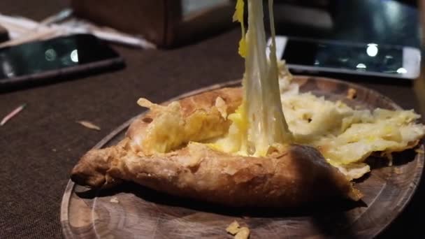 Nahaufnahme Khachapuri Essen Einem Georgischen Restaurant Traditionelles Gebackenes Brot Mit — Stockvideo