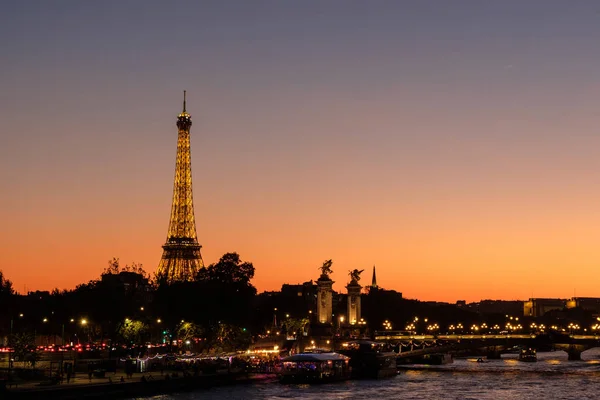 セーヌ川近くの黄金の時間でエッフェル塔の風景です 夜のパリ フランスにショット間近で映画 都市は生きています — ストック写真