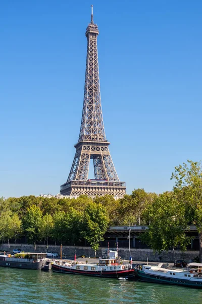 Torre Eiffel Durante Mediodía Día Muy Soleado Sin Nubes Ciudad — Foto de Stock