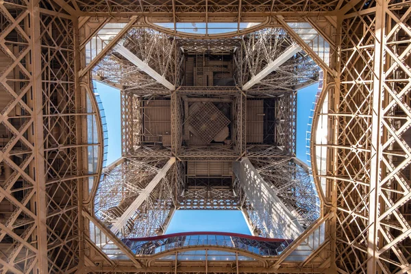 Blick Das Innere Des Eiffelturms Großes Symetrisches Gebäude Nahaufnahme Morgen — Stockfoto