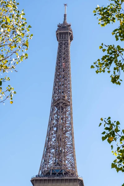 Sehr Nahe Blick Auf Die Spitze Des Eiffelturms Gerahmt Werfen — Stockfoto