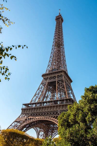 Blick Auf Den Eiffelturm Durch Die Bäume Romantische Atmosphäre Der — Stockfoto