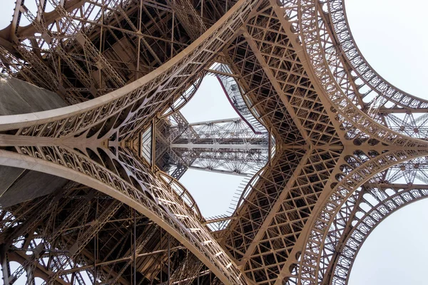 Blick Das Innere Des Eiffelturms Großes Symetrisches Gebäude Nahaufnahme Morgen — Stockfoto