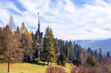 Sonbahar renkleri ışığında, Peles Kalesi. Arka plan üzerinde bulutlar. Geniş atış. Sinaia, Romanya