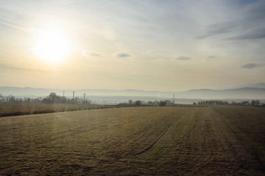 Sunrise, Rumence boş alanları. Otobüs penceresinden görüntüleyin. Sıcak güneş. Brasov şehristanı
