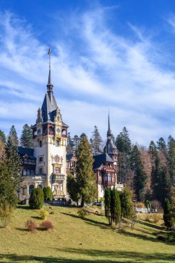 Sonbahar renkleri ışığında, Peles Kalesi. Arka plan üzerinde bulutlar. Geniş atış. Sinaia, Romanya