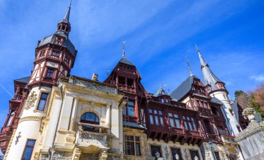 Sonbahar renkleri ışığında, Peles Kalesi. Arka plan üzerinde bulutlar. Yakın çekim shot. Sinaia, Romanya