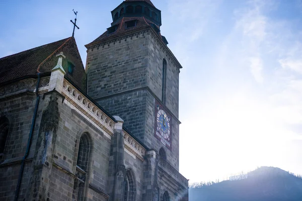 日出时的黑教堂塔 在立面上反射温暖的光线 从底部查看 罗马尼亚布拉索夫 — 图库照片