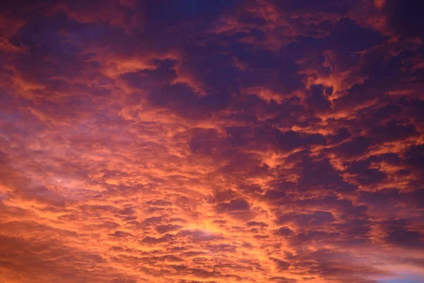 Cielo Púrpura Atardecer Con Nubes Predeal Rumania — Foto de Stock