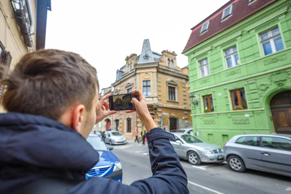 Молода Людина Фотографувати Будівель Старого Міста Брашов Вид Ззаду Румунія — стокове фото