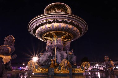 Fontaine des Mers, Place de la Concorde, gece, Paris, Fransa