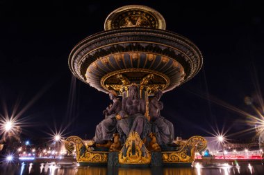 Fontaine des Mers, Place de la Concorde, gece, Paris, Fransa