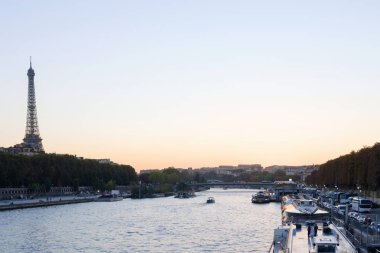 Seine Nehri ve Eyfel Kulesi arka planda, Paris, Fransa