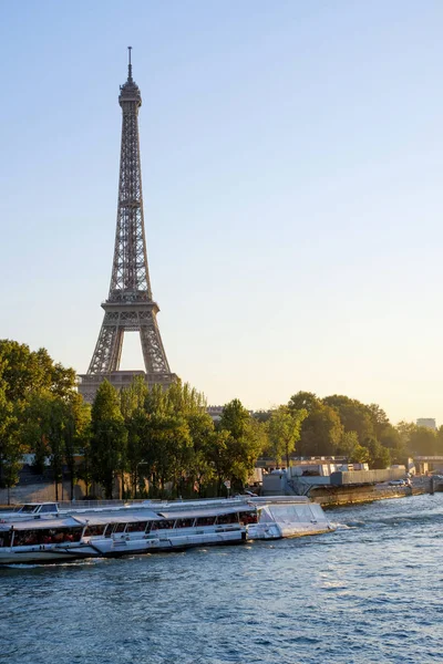 Senna Torre Eiffel Sullo Sfondo Parigi Francia — Foto Stock