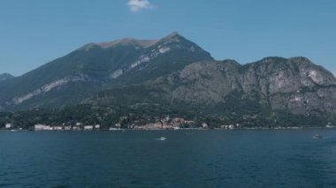 Como Gölü Menaggio ve Bellagio İtalya teknelerde su yakınında dağlar