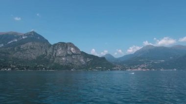 Como Gölü Menaggio ve Bellagio İtalya teknelerde su yakınında dağlar