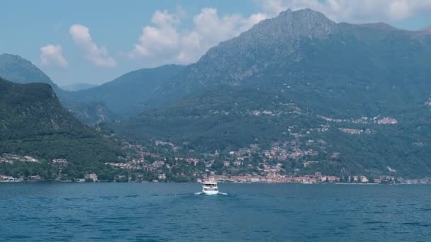 Montañas Lago Como Cerca Menaggio Bellagio Italia Barcos Agua — Vídeo de stock