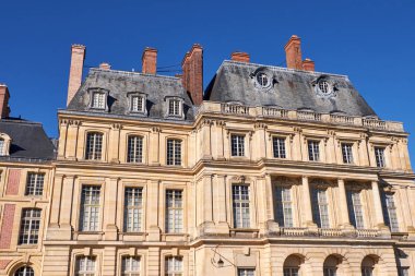 Gün ışığında Fontainebleau Sarayı 'nda. Alttan bak. Fransa simgeleri