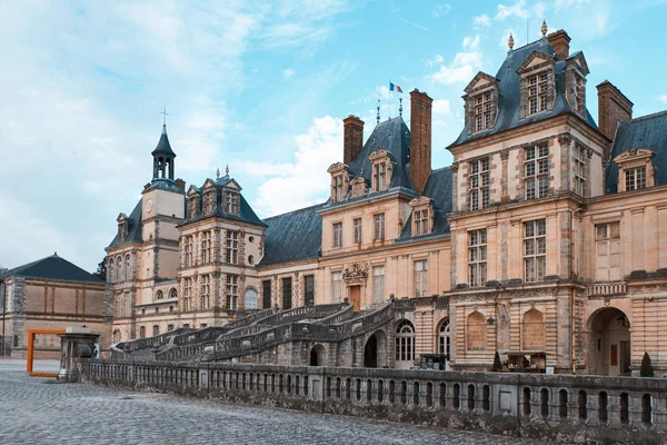 Het Paleis Van Fontainebleau Bij Daglicht Zicht Van Onderaf Frankrijk — Stockfoto