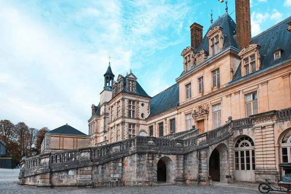 Het Paleis Van Fontainebleau Bij Daglicht Zicht Van Onderaf Frankrijk — Stockfoto