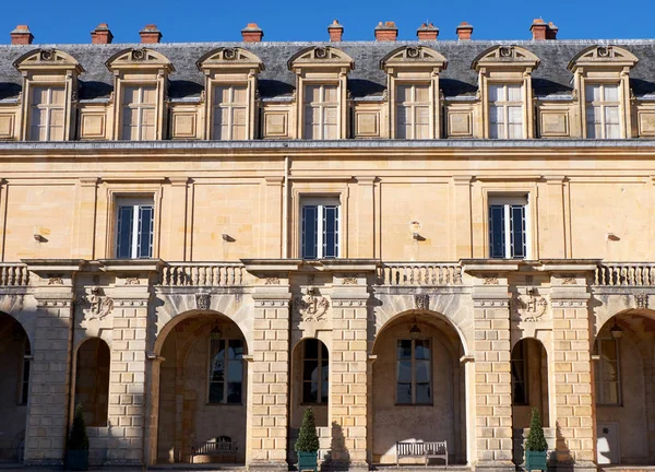 Fachada Del Palacio Fontainebleau Luz Del Día Niño Sentado Silla —  Fotos de Stock