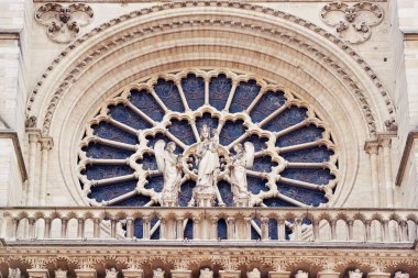 Notre Dame Katedrali Batı cephe yuvarlak pencere. Paris, Fransa