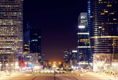 Gece iş binalar ve cam kuleleri, Fransa Paris şehir