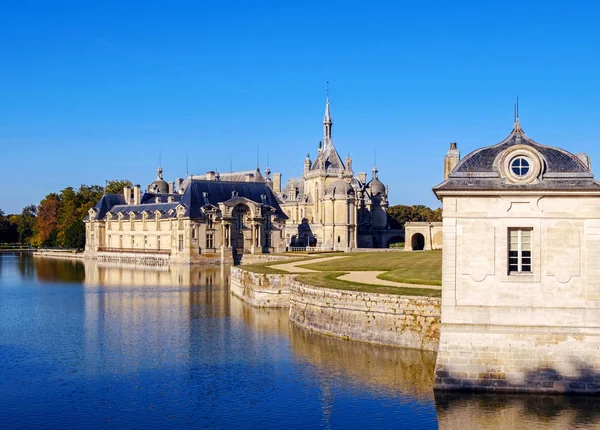 Weergave Van Chantilly Kasteel Met Reflectie Water Frankrijk — Stockfoto