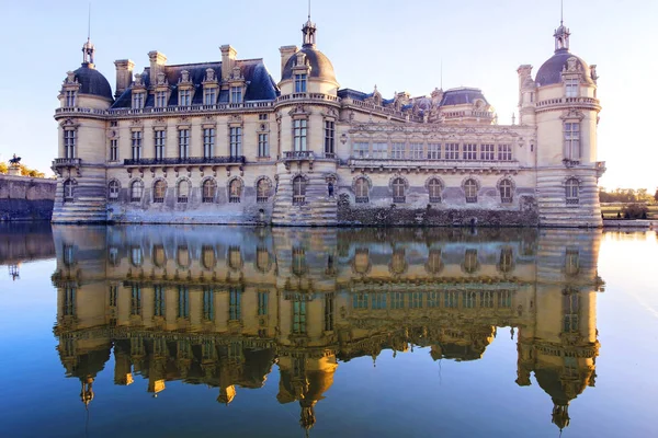 Weergave Van Chantilly Kasteel Met Reflectie Water Frankrijk — Stockfoto