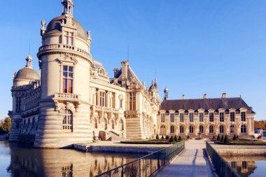Sudaki yansıması ile Chantilly Kalesi'nin görünümü. Chantilly, Fransa