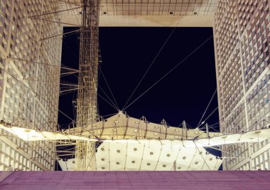 Geceleri büyük kemer savunmasının mimarisi. Paris, Fransa