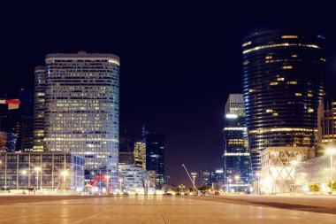 Paris 'te geceleri iş binaları ve ışıklı cam kuleler, Fransa