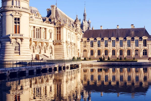 Weergave Van Chantilly Kasteel Met Reflectie Water Chantilly Frankrijk — Stockfoto