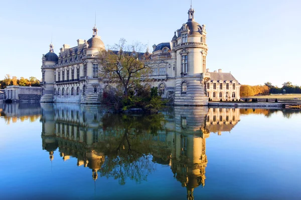 Weergave Van Chantilly Kasteel Met Reflectie Water Chantilly Frankrijk — Stockfoto