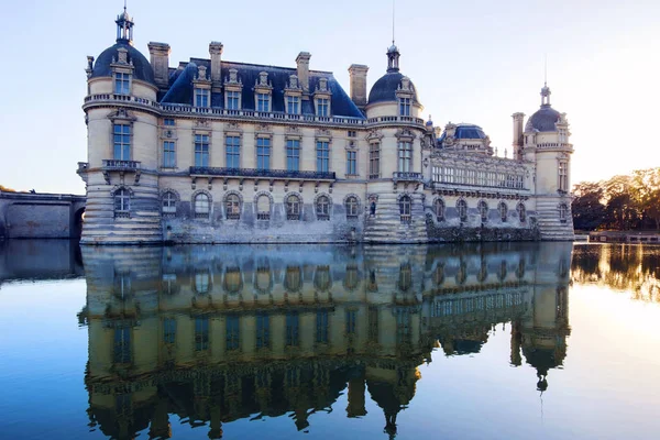 Weergave Van Chantilly Kasteel Met Reflectie Water Chantilly Frankrijk — Stockfoto