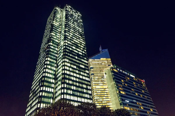 Parijs Stad Nachts Met Bedrijfsgebouwen Glazen Torens Met Verlichting Frankrijk — Stockfoto