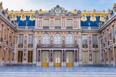 Gündüz Versailles Sarayı 'nın yakın çekim görüntüleri. Gökyüzünde yüksek dinamik aralık. Ön planda kimse yok. Fransa 'da vuruldu.