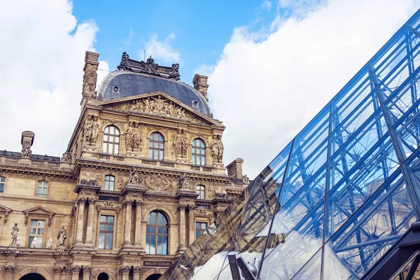 Museum Louvre Cloudy Day Building Reflecting Surface Pyramid Close Shot — Stock Photo, Image