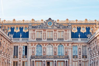 Versailles Sarayı'nda gün ışığı turuncu ve yeşil renklerde. Paris, Fransa