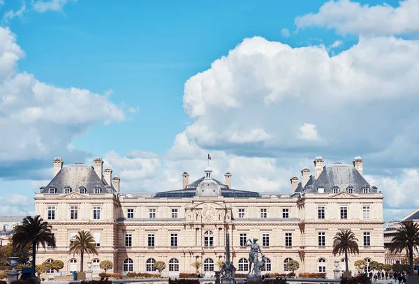 Luxemburg Palace Med Moln Ovan Paris Frankrike — Stockfoto