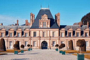 Fontainebleau Sarayı cephe, gün ışığı. Paris, Fransa